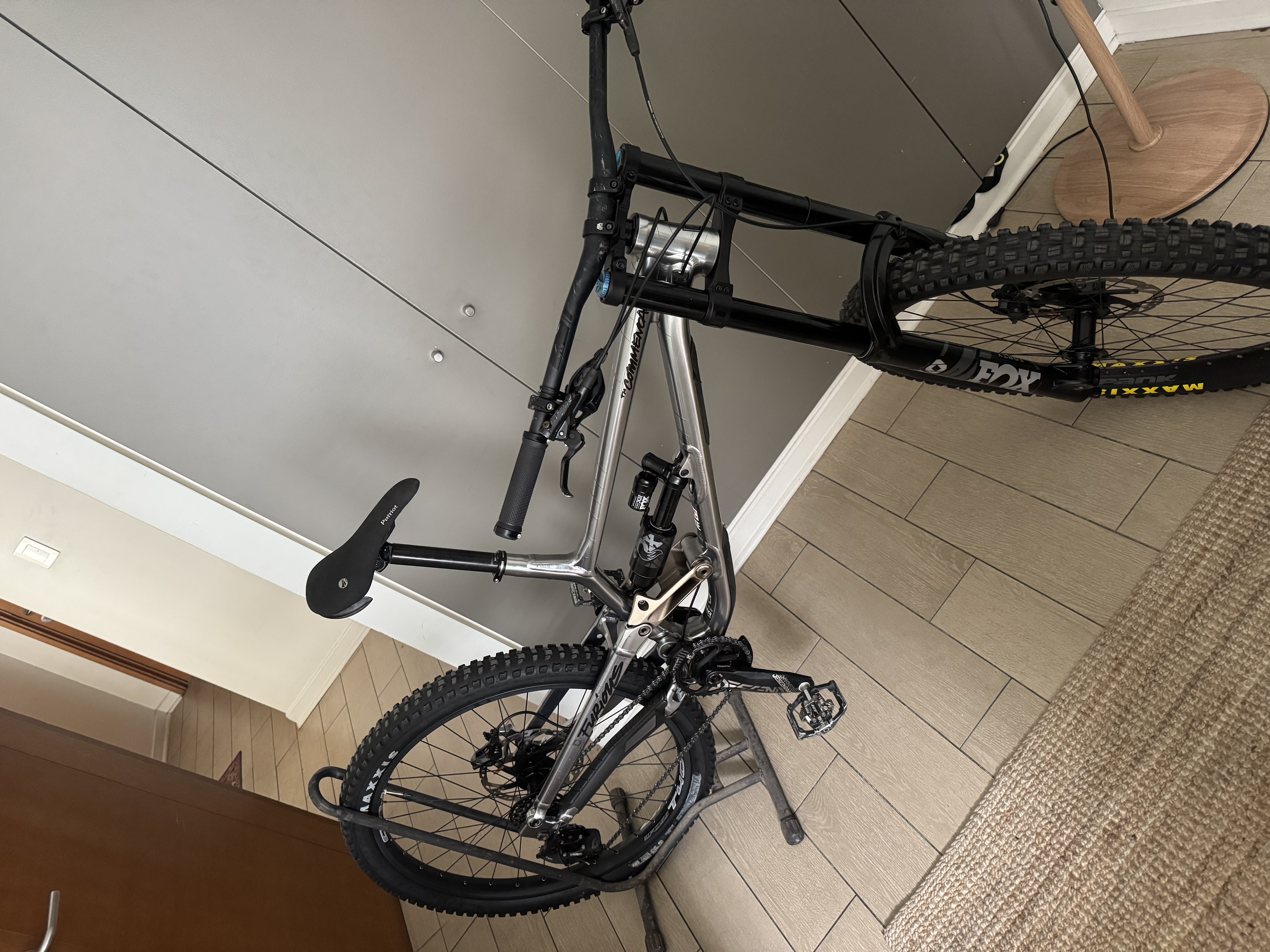 Bicicleta Downhill Commencal Furius Essentials